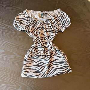 Weavers Women's Zebra Print Off-Shoulder Puff Sleeve Top
